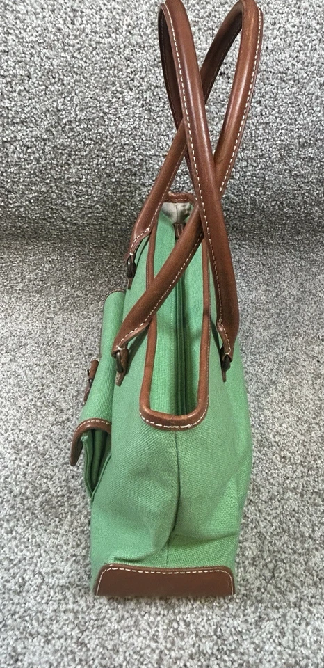 Cartera de lona verde Eddie Bauer con detalles de cuero y asas de hombro de cuero Foto 2 de 4