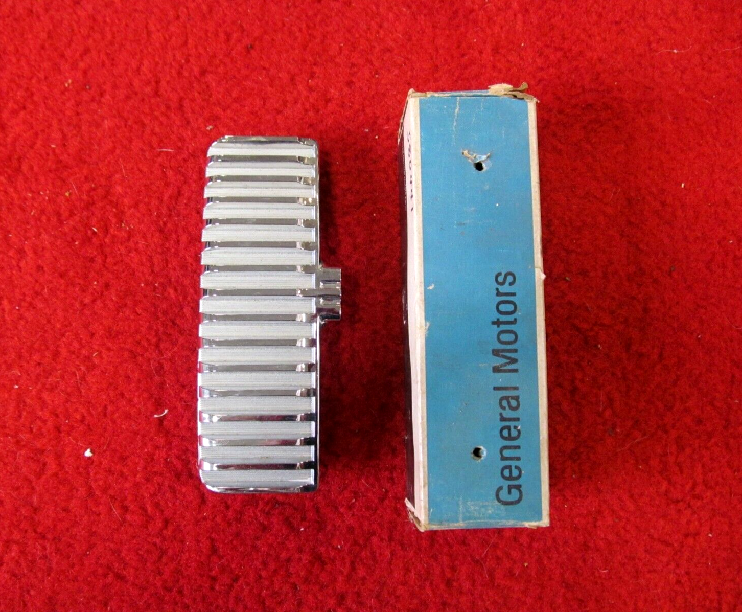 1961 Oldsmobile Super 88 NOS GM Left Front Fender Chrome Molding # 580441