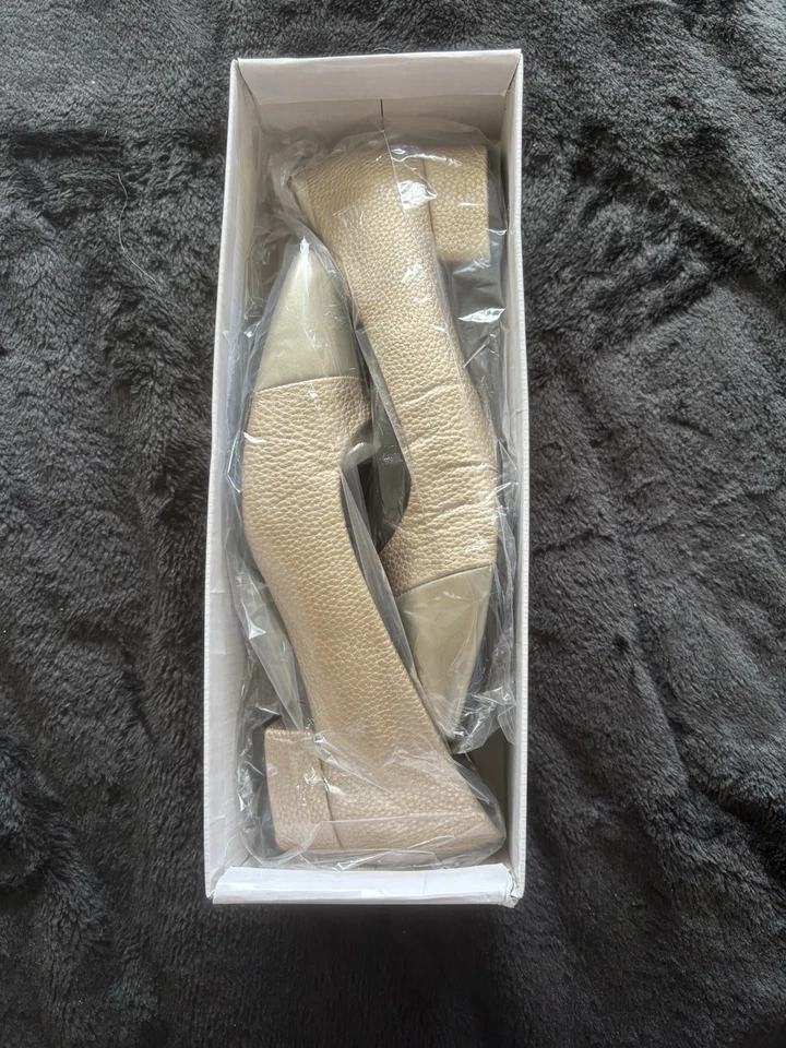 Ladies Pretty Gold Shoes Size 6 New In Box, Unworn, Low Heel - Image 3 of 3