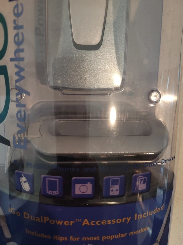 Adaptador de corriente alterna/CC universal iGo Everywhere Power serie 3500 - Nuevo Foto 4 de 4