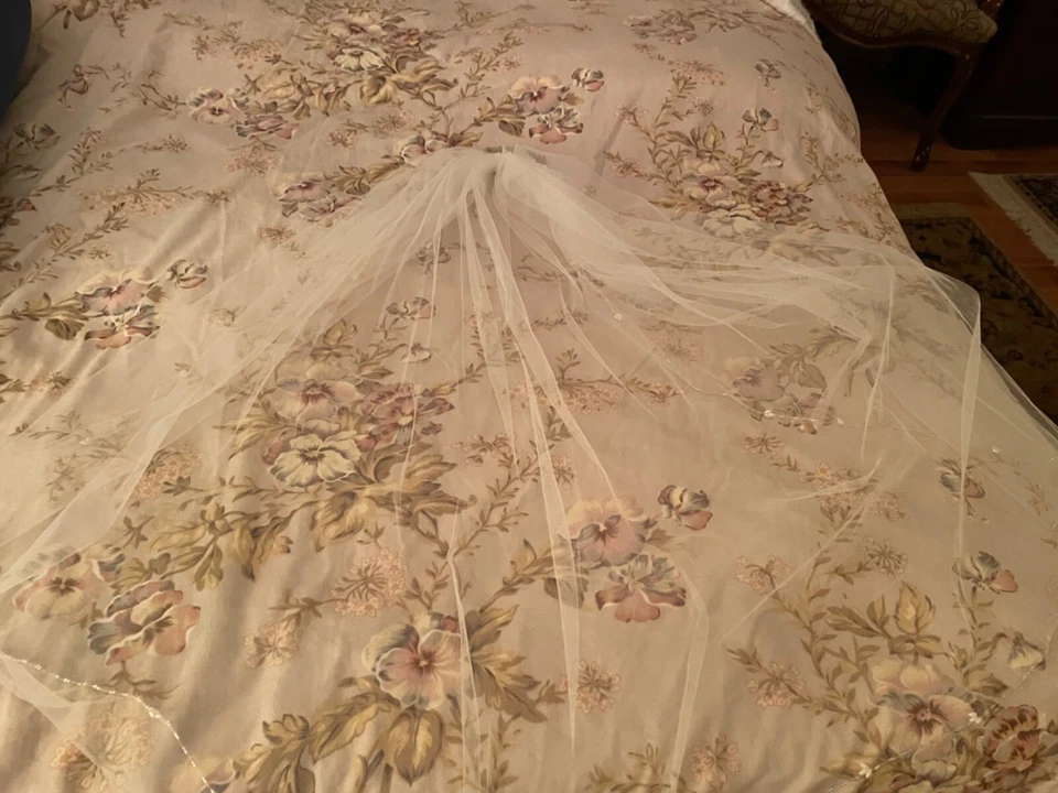 Vestido de novia y velo a medida Foto 3 de 4