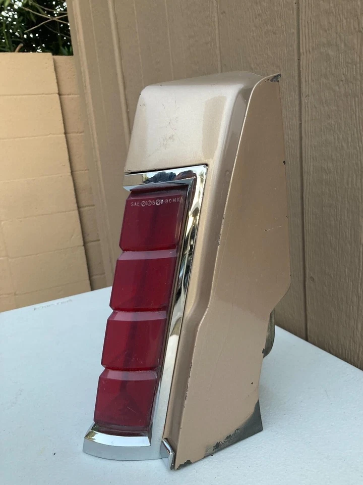 1980-1984 Lincoln Continental Tail Light W / Housing (Drivers Side) - Image 3 of 4