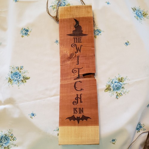 Letrero de madera de Halloween La bruja está dentro y bienvenido a nuestro hogar hecho a mano 15"" x 4"" x 1 - Imagen 4 de 4