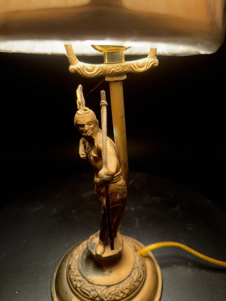 Lámpara de escritorio para dormitorio Indigenous Archer Foto 4 de 4