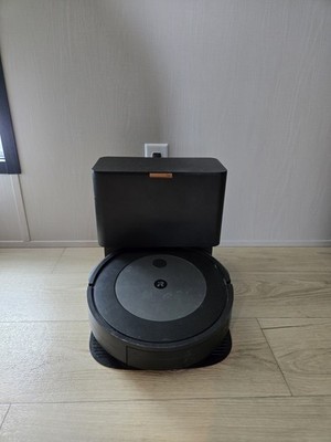 iRobot Roomba J7+ 7550 Robot Vacuum Wi-Fi, Self-Emptying