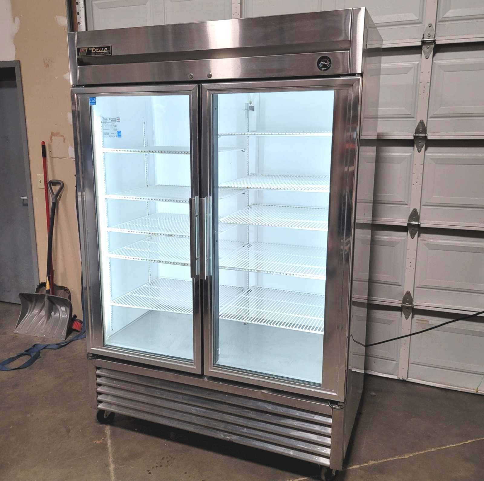 TRUE 49G Two Door Upright Reach-In Stainless Refrigerator 49CuFt 33-38°F 115VAC