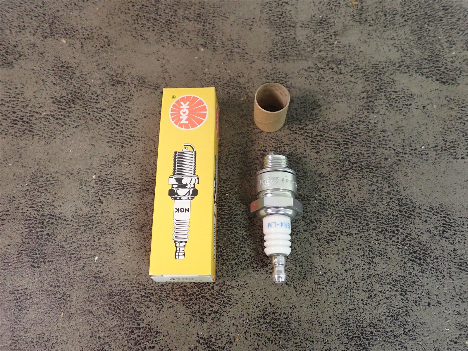 NEW NGK BR4-LM 4133 Spark Plug BN197