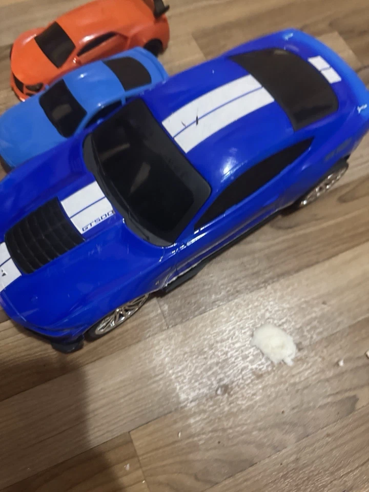 Лот из 3 радиоуправляемых автомобилей с пультом дистанционного управления синий GT500, синий седан, красный спортивный автомобиль непроверенный - Изображение 2 из 3