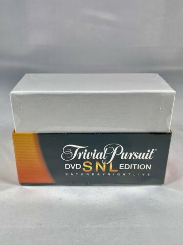Trivial Pursuit Cards & DVD~~ SNL Saturday Night Live Edition Trivia New Sealed - Afbeelding 1 van 3