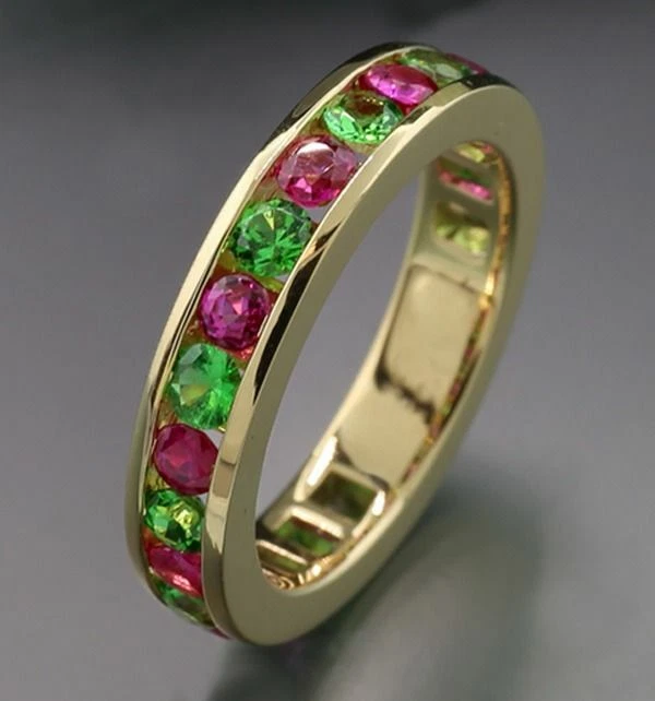 Wert 3.400 Euro Memory Ring Rubine Tsavorite rot - grün 750- Gelbgold Eternity