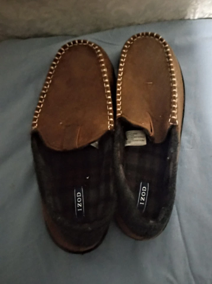 IZOD Men's Classic Two-Tone Moccasin Slipper W/Memory Foam Size 9-10 - Image 2 of 3