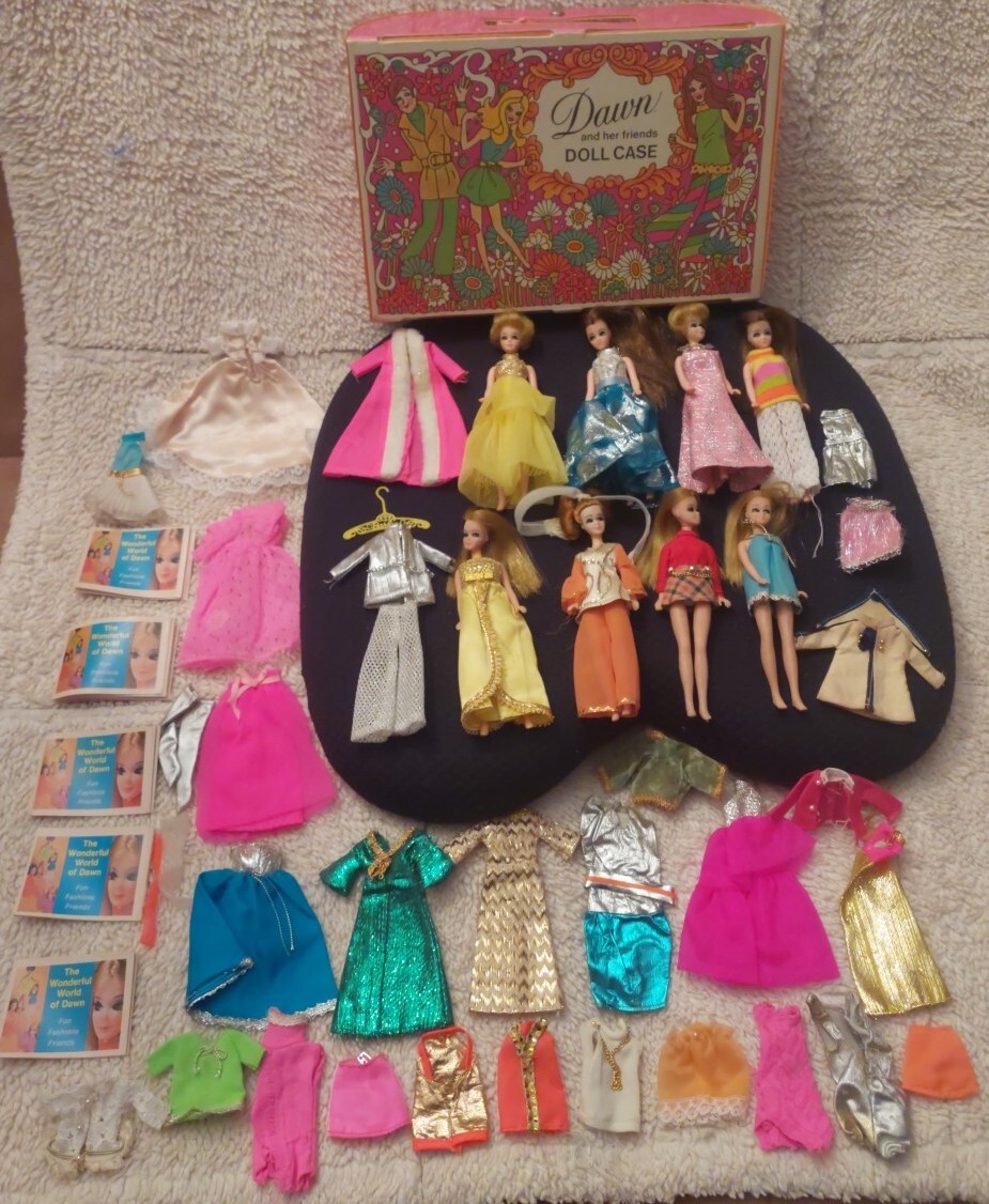 Vtg Topper Dawn and her Friends Doll Case 8 Dolls With Clothes