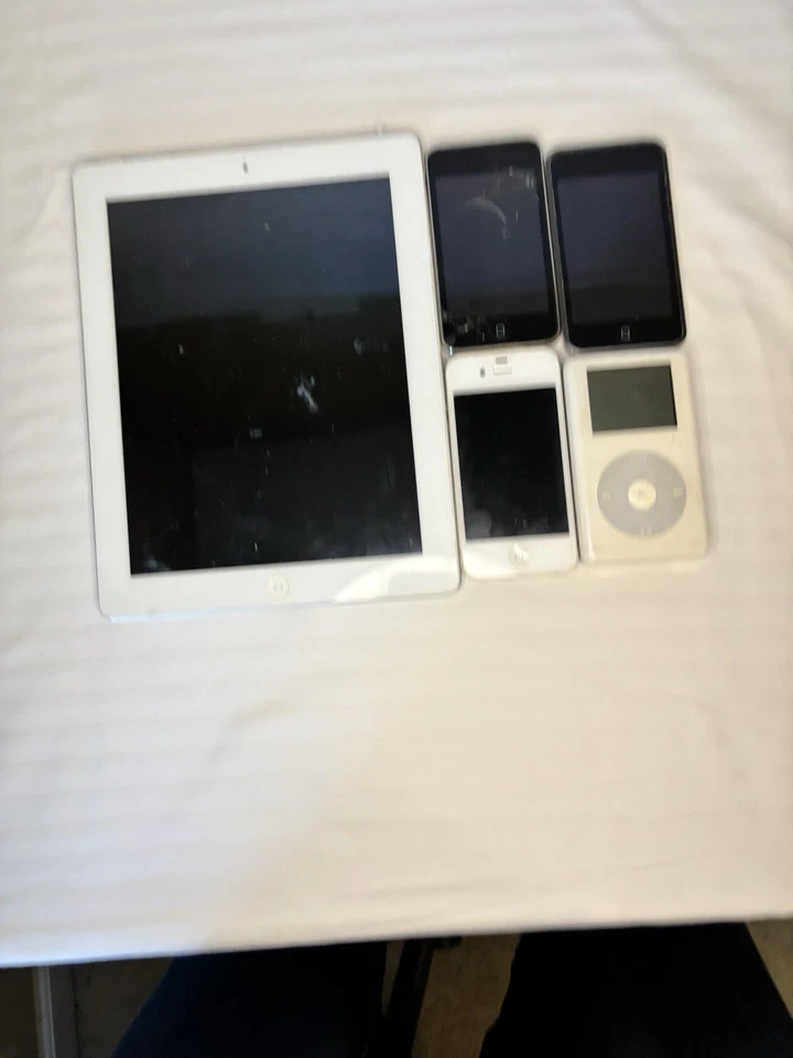 Lote De 5 Productos De Colección Apple iPad 2, (2) iPod Touch (1) Clásico, iPhone 4s Foto 3 de 4