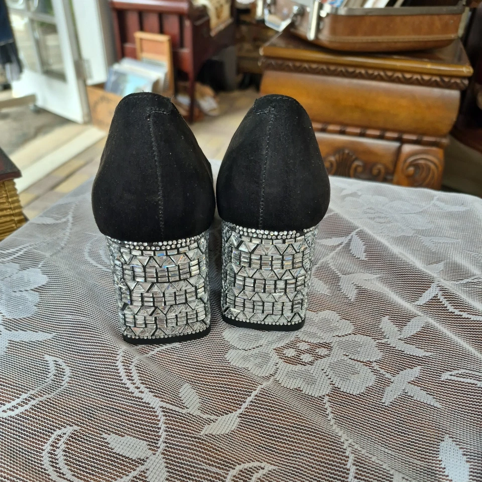 Bomba de gamuza Betsey Johnson Paige tachonada tacón bloque punta puntiaguda negra talla 6,5 Foto 2 de 4