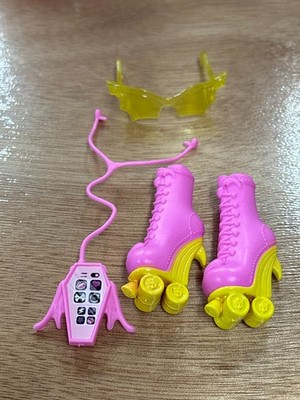 A) Monster High Zubehör Draculaura G2 Fashion Pack Rollschuhe Handy Pink