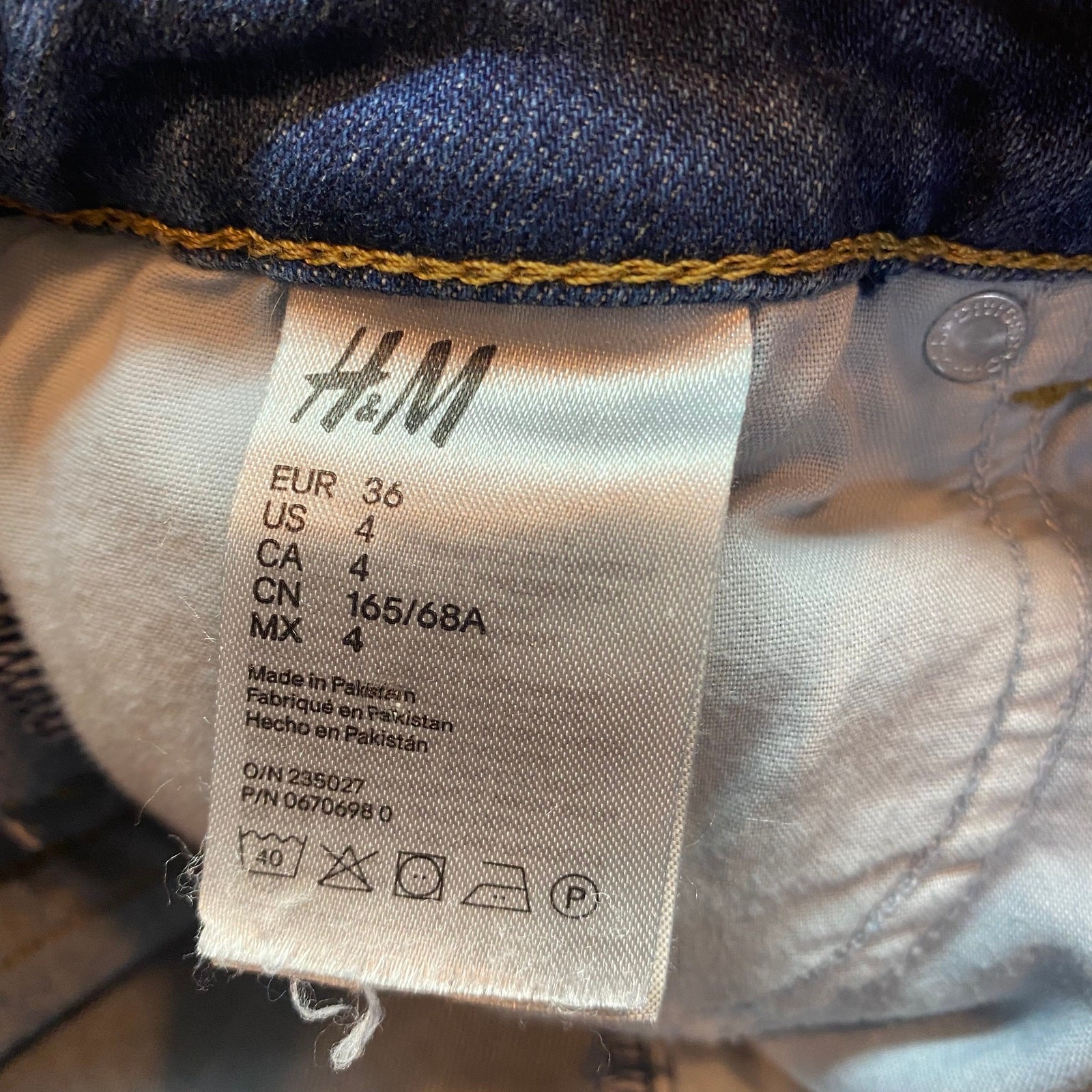 H&M Divided High Rise Frayed Mom Jeans Size 4 thumbnail 8