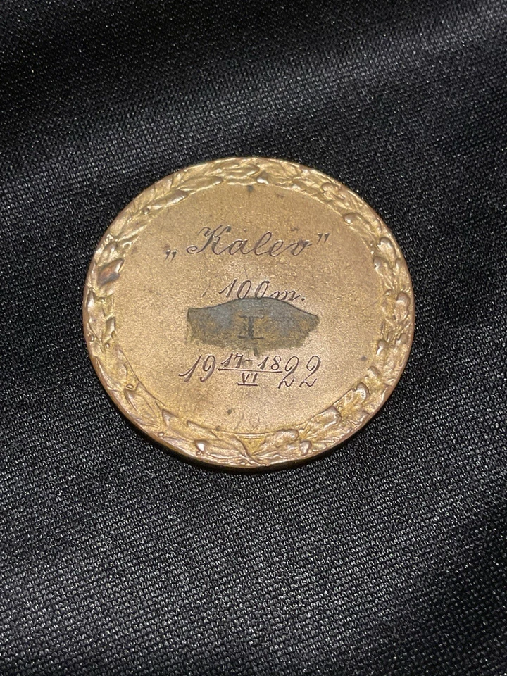 Medallón de bronce 1922 que representa a un corredor atlético masculino desnudo con una rama de olivo Foto 2 de 3