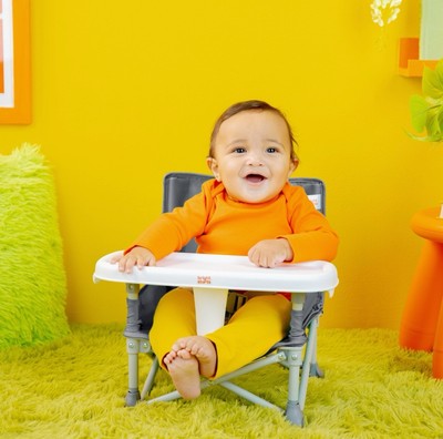 Bright Starts Pop N' Sit tragbare Sitzerhöhung für Aktivitäten drinnen oder draußen