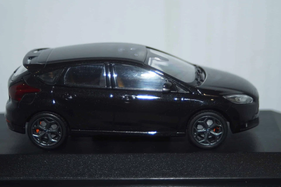 Minichamps Ford Focus ST 2011 black 5 Door 400 081000,1:43 Diecast - Image 4 of 4