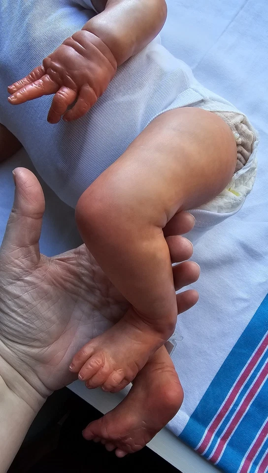 Muñeca bebé renacida Maggie de Cindy Musgrove con cuerpo de tela y placa para el vientre Foto 4 de 4