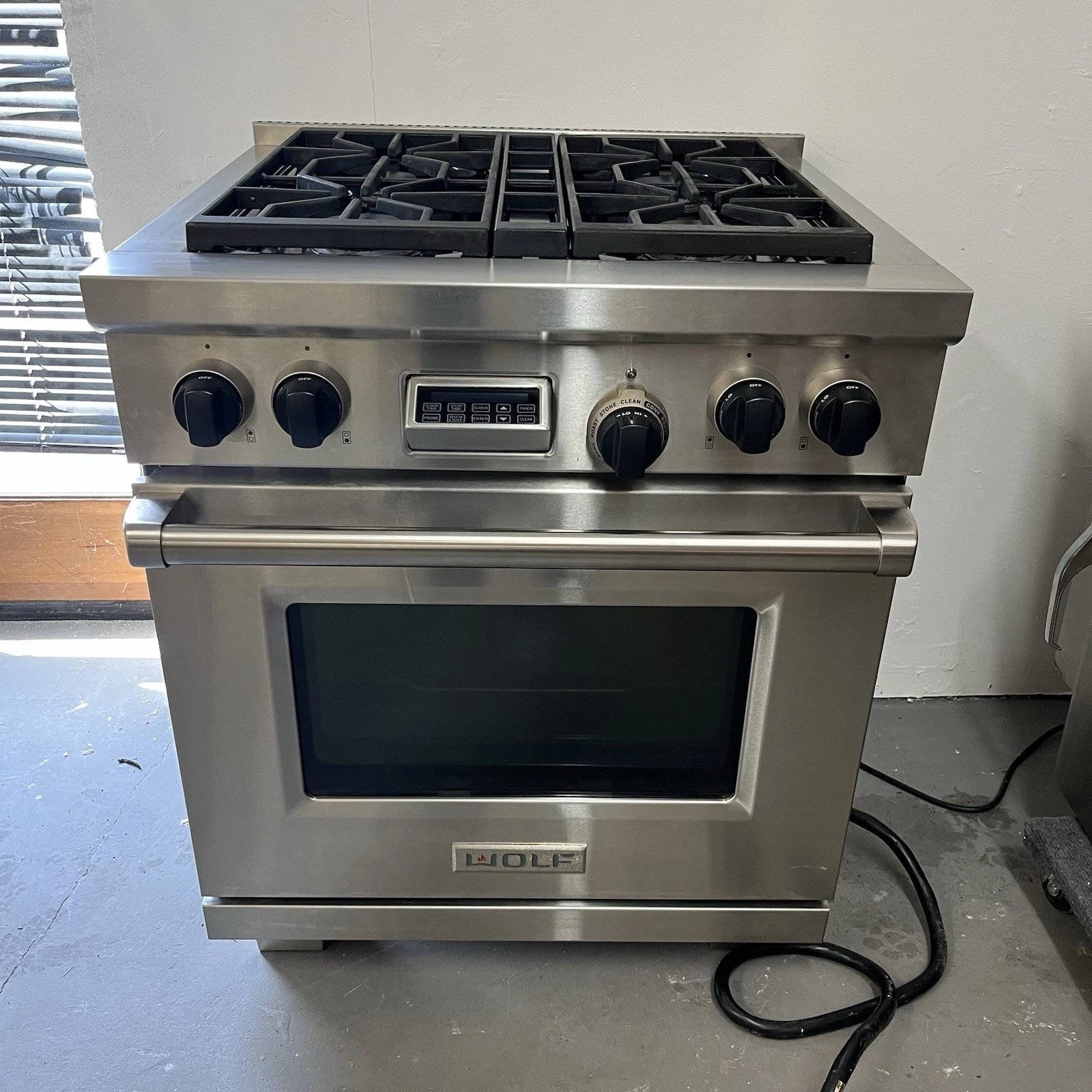 Wolf DF304 - 30" Professional Dual Fuel Range 4 Burners Red/Black Knobs