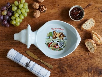 Vintage Camembert Käseplatte aus französischem Porzellan - Servierplatte Kuh