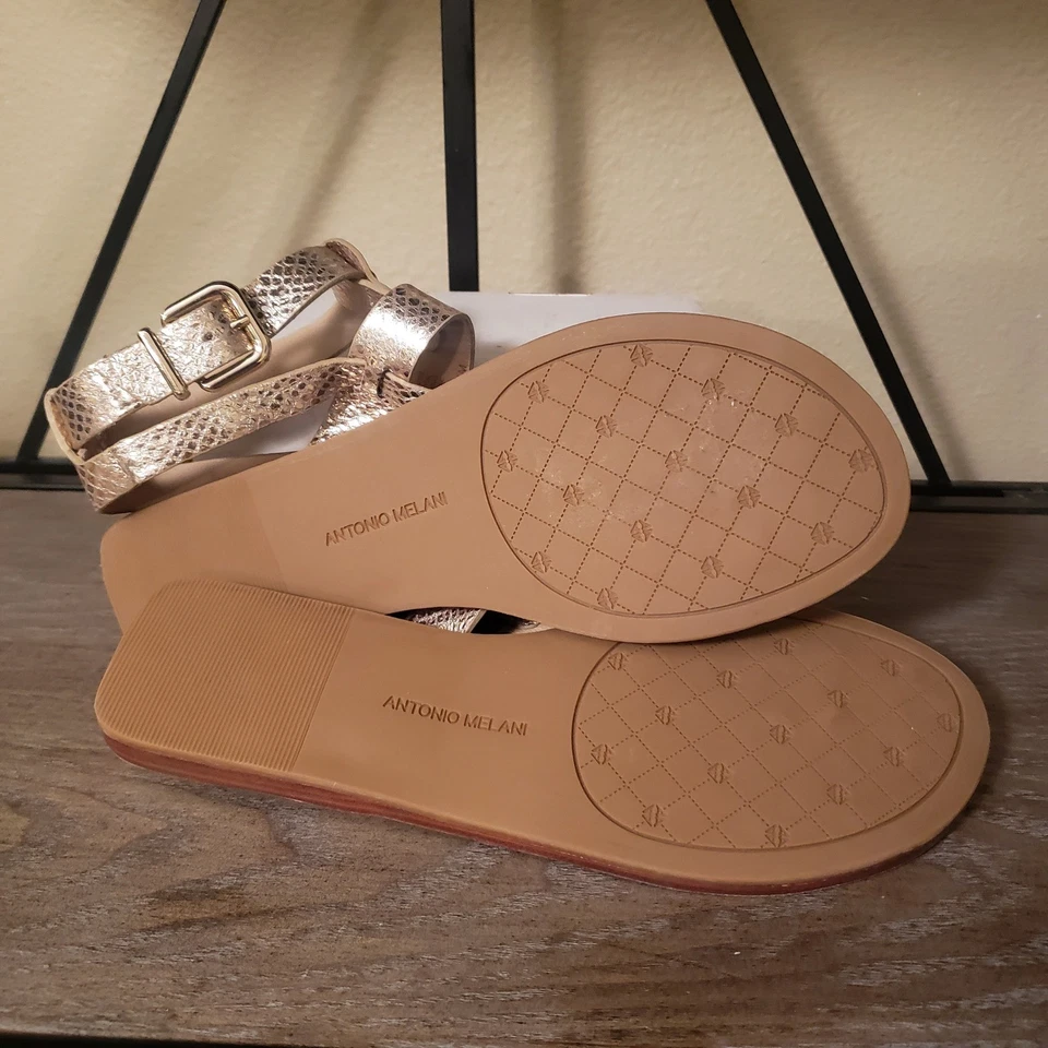 Sandálias tanga estampa de cobra Antonio Melani dourada com alça no tornozelo - Imagem 4 de 4