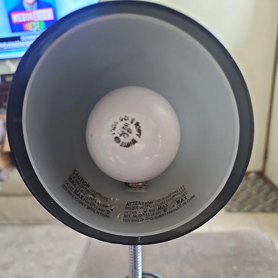 Lámpara de Escritorio Plateada/Metálica; Ajustable; BOMBILLA GRATIS. ¡Organizador de escritorio incorporado!! Foto 2 de 4