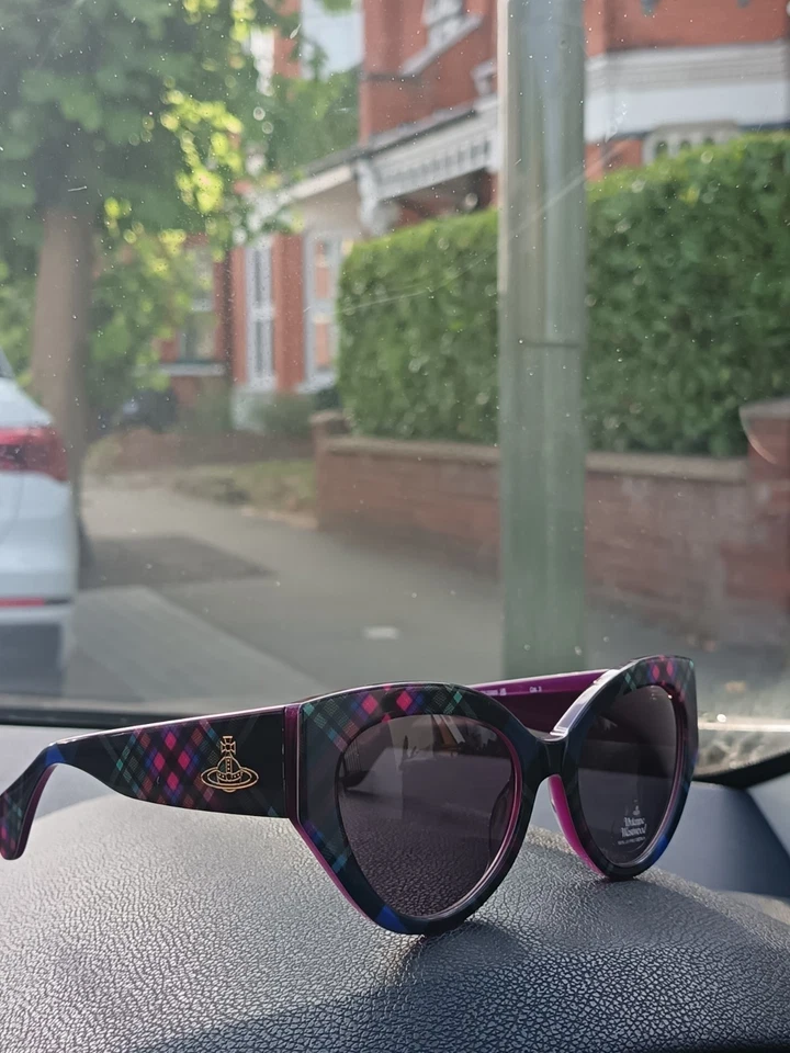 Vivienne Westwood Women's Sunglasses Retail Price £150 - Image 4 of 4