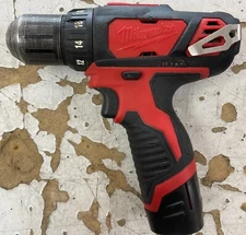 Milwaukee M12 12V 3/8-Inch Drill Driver (2407-20) w/ Milwaukee M12 CP2.0 Battery