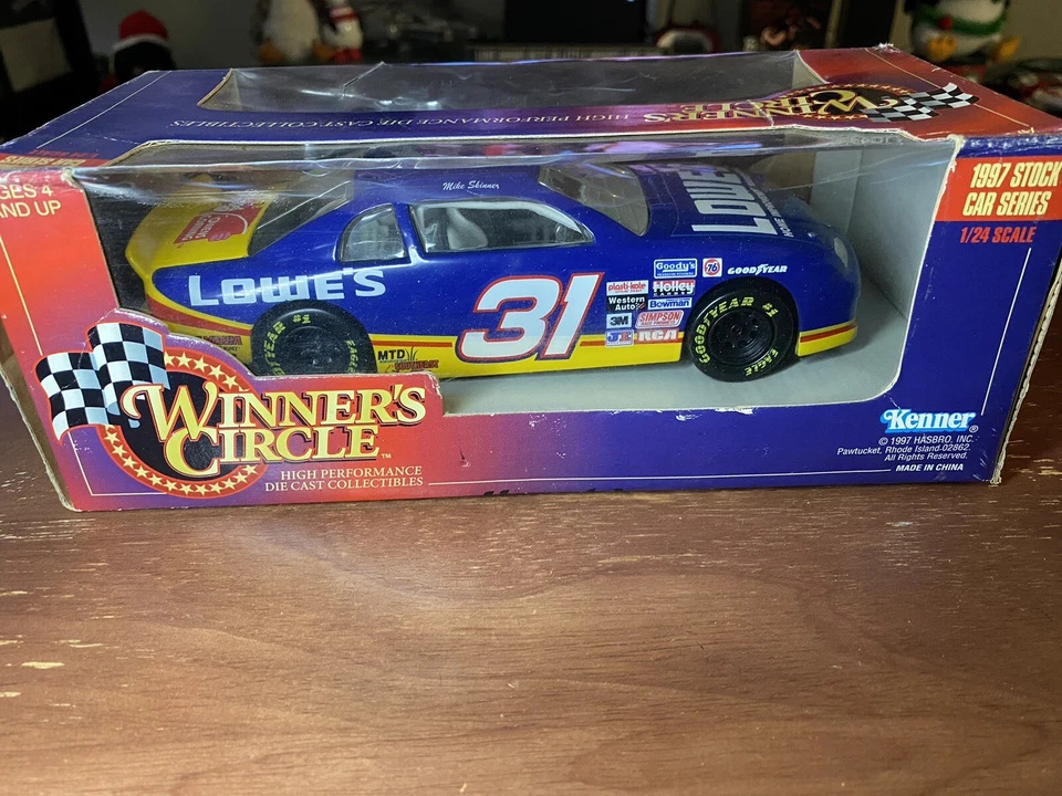 Литой спонсируемый гоночный автомобиль Lowe's Winners Circle 1:24 NASCAR 1997 - Изображение 3 из 4