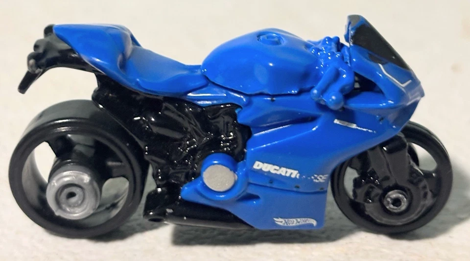Motocicleta Hot Wheels Ducati azul fundido a presión Foto 3 de 4