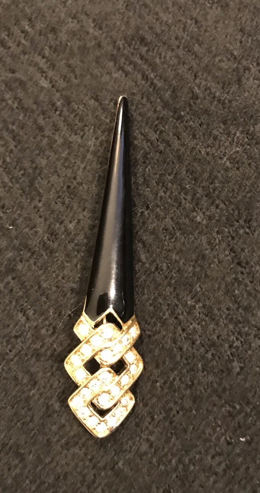 Broche prendedor de diamantes de imitación transparentes en tono dorado y esmalte negro Foto 2 de 4