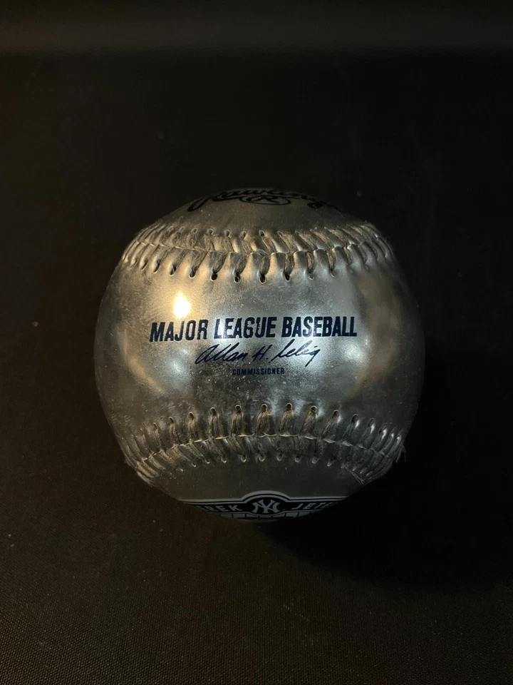 NY Yankees Derek Jeter Capitán Rawlings Plata Recuerdo Béisbol Coleccionable NUEVO Foto 2 de 4