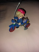 Ancien jouet Vintage Tricycle Mécanique, Garçon avec Cloche Rotatif - Tôle - MTU