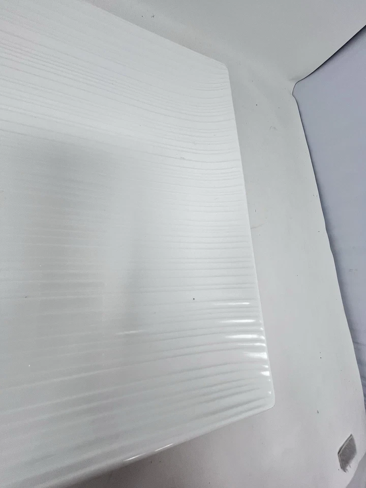 Белое фарфоровое сервировочное блюдо Maxwell & Williams 13 1/8 дюйма с квадратным тиснением линий - Изображение 3 из 4