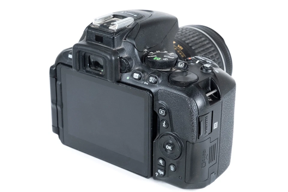 Nikon D5600 DSLR + 18-55mm AF-P VR Lens Kit 32GB SD Memory 2,262 Shutter Count - Image 4 of 4