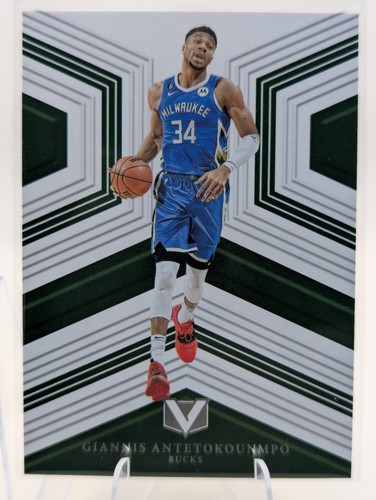 Giannis Antetokounmpo #180 2022 Panini Chronicles card