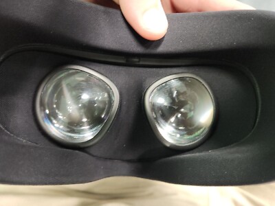 BROKEN Oculus Quest 1 VR System with 2 Controllers & Carrying Case