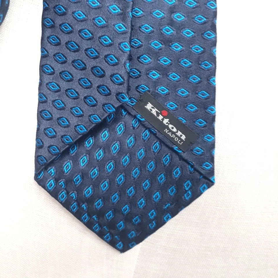 Corbata para hombre KITON Napoli 100 % seda azul marino patrón diamante ojal Foto 2 de 4