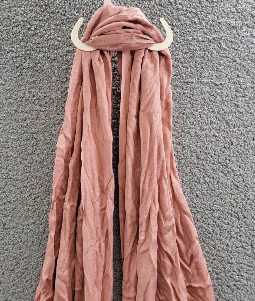 Bufanda de satén liso Calvin Klein para mujer talla única rosa del desierto bordes deshilachados Foto 3 de 4