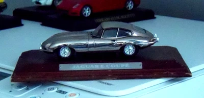 JAGUAR TYPE E 1/43 CHROME ATLAS SUR SOCLE EN BOIS - Photo 1/4