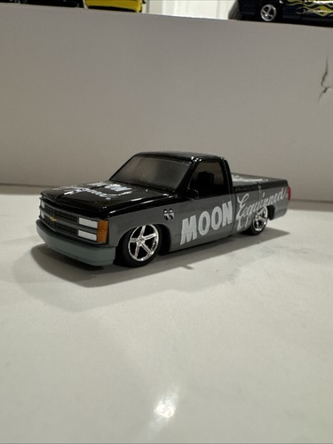 M2 Machines 1990 Chevrolet C1500 Silverado, Moon Equipped, Gray & Black, Mooneye - Picture 2 of 3