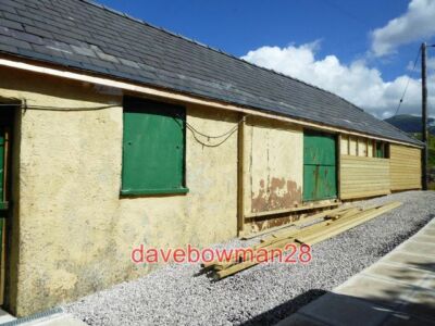 FOTO BAHNHOFSGEBÄUDE AM WASSERFALL HALTESTELLE AN DER SNOWDON BERGBAHN 2017