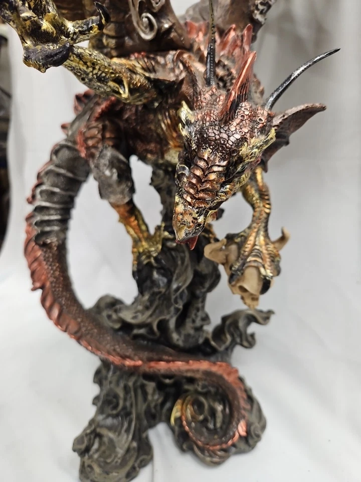 Estatua de dragón gótico a gran escala Toscano Lash, azote de la oscuridad Foto 4 de 4
