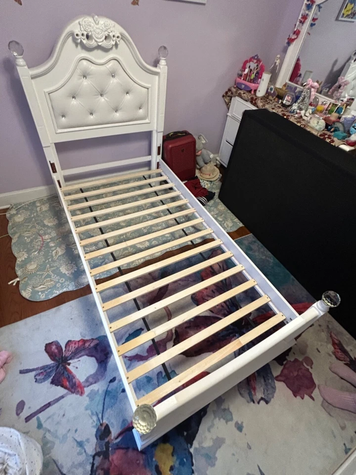 双人白色皮床套装大麦二手,钻石床头板,含一切 — 第 2/4 张图片