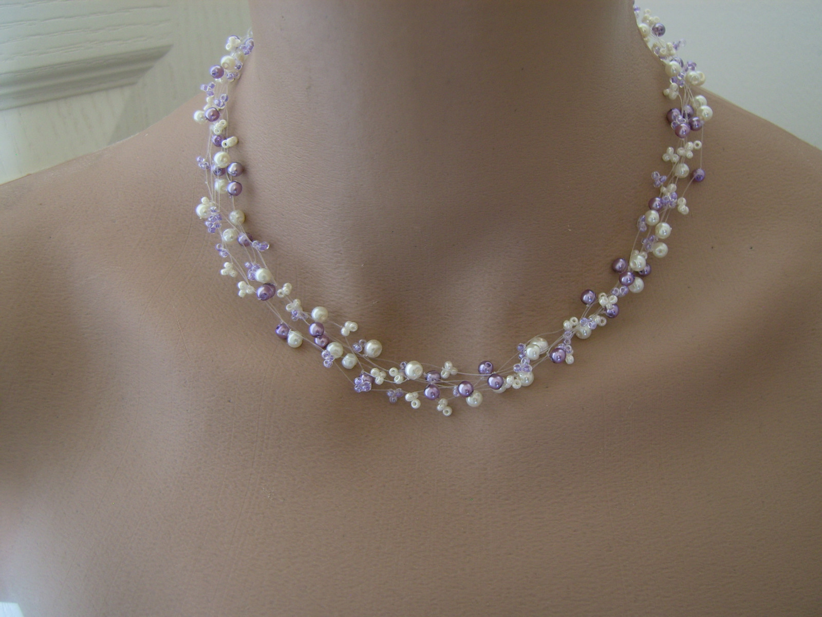 Collier de mariage en perles violettes et parme pour célébrer votre union avec originalité