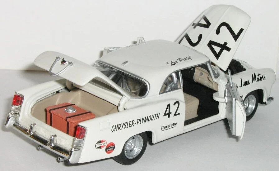 1/43 = CALIBRE EQUIPO = LEE PETTY / CHRYSLER 300 1956 / Capó, maletero y puerta abierta Foto 4 de 4