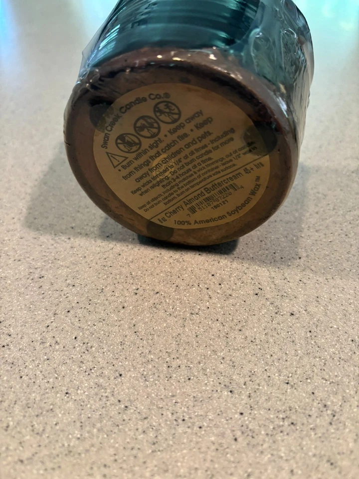 SELLADO - Swan Creek Candle Co. 9 oz. Vela de cerámica - crema de mantequilla de almendra cereza Foto 3 de 3