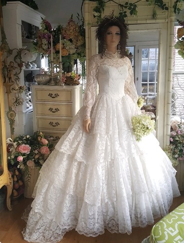 VTG Chantilly Lace Wedding Gown. long 